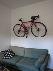 cykeln över soffan