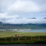 Samhälle på Island med berg i bakgrunden