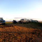 Övergivna Landrovers på Island i kvällsljus